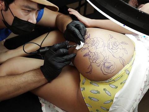 TitsCult presents: Tattoo artist can't focus while he saw female client's big ass !